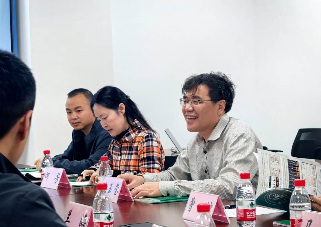 一群人在餐厅里吃东西 AI 生成的内容可能不正确。